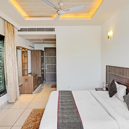 Oyo Townhouse 484 Sanskriti Hotel Делхи Екстериор снимка