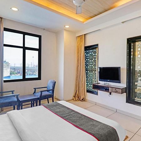 Oyo Townhouse 484 Sanskriti Hotel Делхи Екстериор снимка