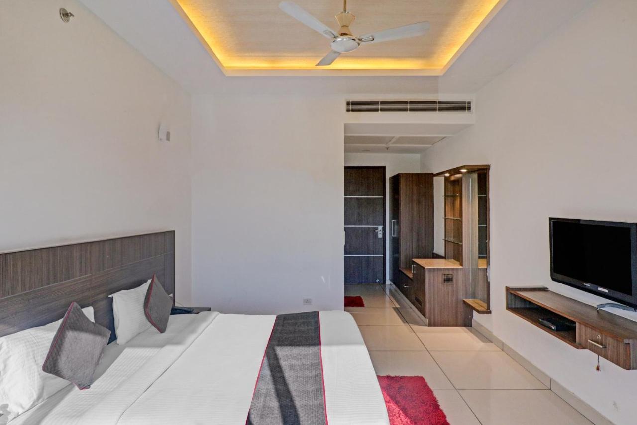 Oyo Townhouse 484 Sanskriti Hotel Делхи Екстериор снимка