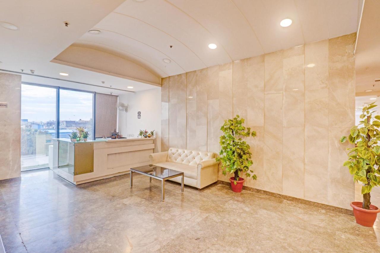 Oyo Townhouse 484 Sanskriti Hotel Делхи Екстериор снимка