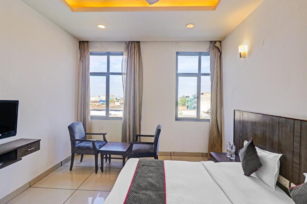 Oyo Townhouse 484 Sanskriti Hotel Делхи Екстериор снимка