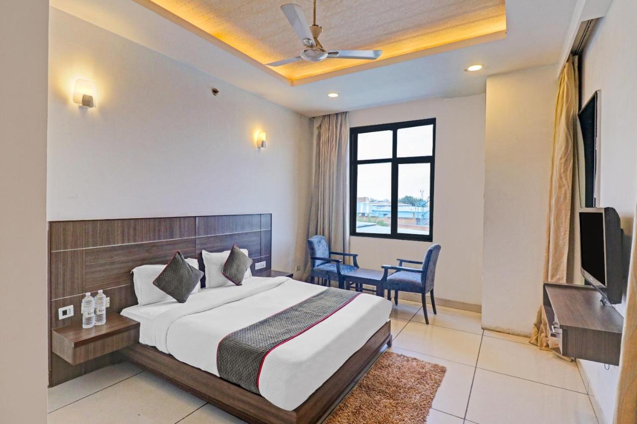 Oyo Townhouse 484 Sanskriti Hotel Делхи Екстериор снимка
