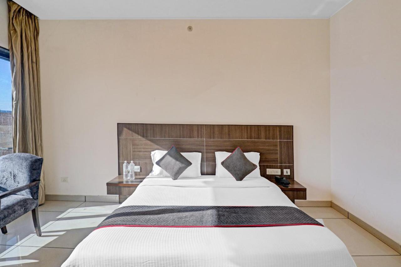 Oyo Townhouse 484 Sanskriti Hotel Делхи Екстериор снимка