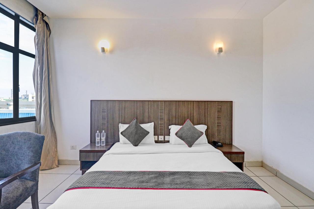 Oyo Townhouse 484 Sanskriti Hotel Делхи Екстериор снимка