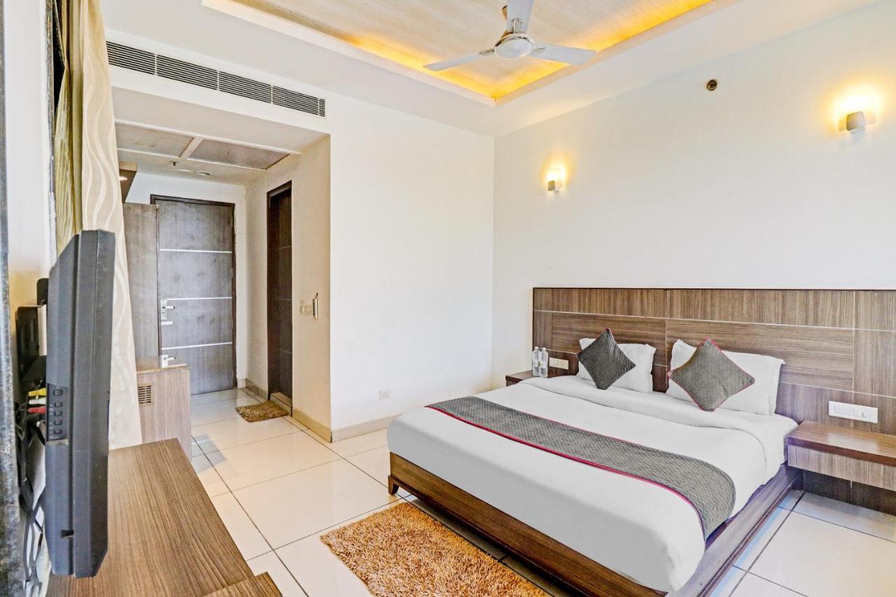 Oyo Townhouse 484 Sanskriti Hotel Делхи Екстериор снимка