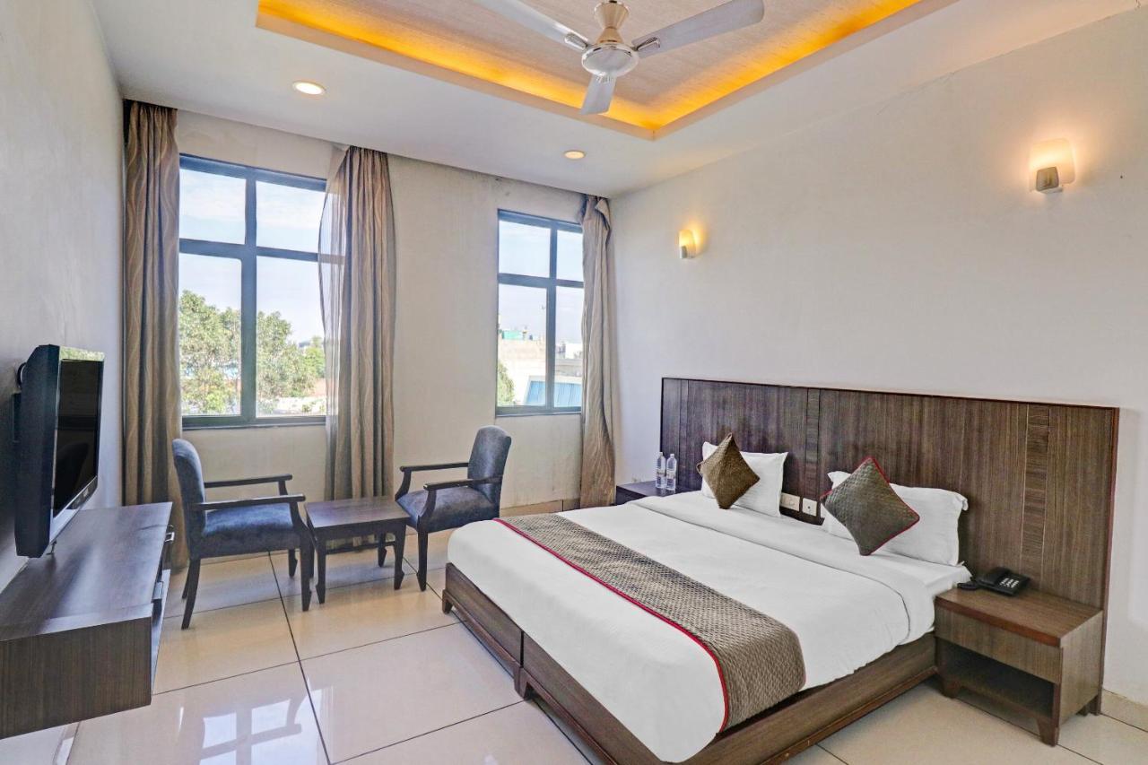 Oyo Townhouse 484 Sanskriti Hotel Делхи Екстериор снимка
